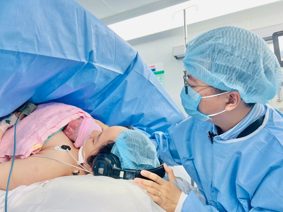 Em be thu 2 duoc thong tim bao thai chao doi khoe manh