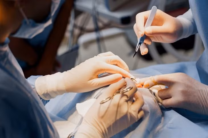 Yeu cau Benh vien Tham my Sao Han tam ngung hoat dong phau thuat