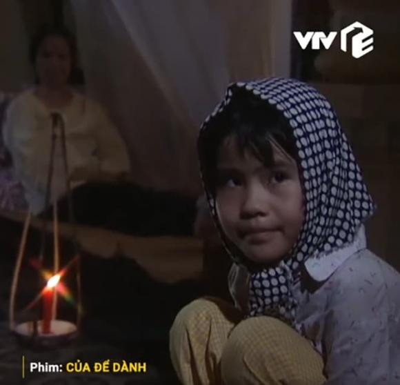 Lấy một chiếc nến để tạo bóng, cô bé Luyến ngồi trên chiếc ghế gỗ, giả làm cái bóng của mẹ, cứ thế trò chuyện với những tưởng tượng, từ chuyện muốn mua cho mẹ chiếc quần màu đen tới việc hứa khi nào về sẽ mua quà cho các em.