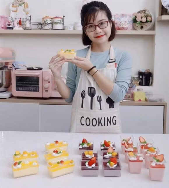 Ngoài đời, Hương Mai cũng như bao bà mẹ khác, dồn nhiều tâm huyết chăm sóc chồng con. Cô còn rất đảm đang khéo léo khi làm nhiều loại bánh. Thời gian rảnh rỗi, cô cùng ông xã đưa các con đi chơi, du lịch, cùng con trải nghiệm.