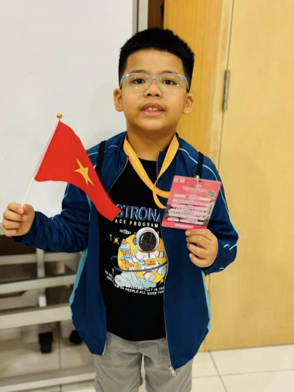 Hạnh phúc của Hương Mai còn là khi có hai con ngoan ngoãn, học giỏi. Cậu con trai nhà Hương Mai mới đây đã tham gia cuộc thi Olympic Tin học quốc tế HKICO tại Hong Kong và bước vào vòng chung kết.