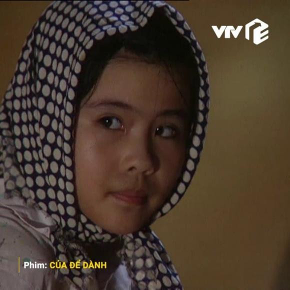 Đi làm giúp việc ở cái tuổi đáng ra phải được cắp sách tới trường, cô bé Luyến mang trong mình nỗi nhớ người mẹ ở quê nhà. Đêm đêm, bé vẫn hay tự nói chuyện với cái bóng của mình khi lấy khăn mỏ quạ quàng lên đầu giả làm mẹ trò chuyện với con dưới ánh nến hắt lên tường.