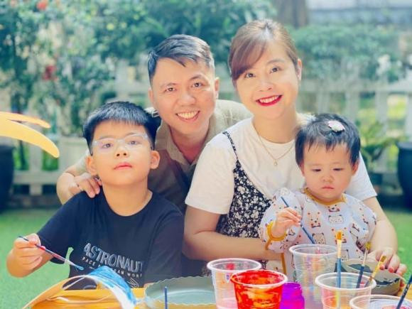 Hương Mai kể kỷ niệm khó quên ngày mới cưới, khi đang bầu con trai đầu lòng. Cô được ông xã mang nồi áp suất từ Đức về tặng. “Chồng người ta đi Tây đi Tàu tặng vợ nước hoa quần áo, chồng mình tặng hẳn… nồi áp suất máy xay. Đi đâu mà tự nhiên thấy chồng thất lạc là y như rằng thấy mò mẫm trong chỗ đồ gia dụng máy móc”, Hương Mai nhớ lại.