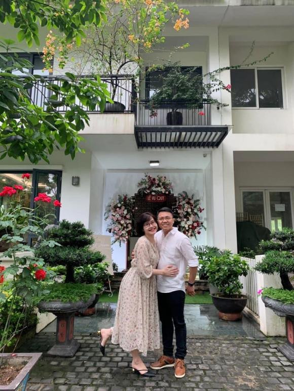 Tháng 10/2014, Hương Mai kết hôn với ông xã Nguyễn Tùng. Ông xã cô làm công việc kinh doanh. Khi quen nhau, anh không biết cô là diễn viên. Cả hai có với nhau 1 bé trai tên ở nhà là Zon và 1 cô con gái tên Sữa.