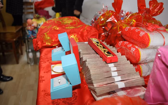 Me chong gap trai la buoc ra khoi phong con dau luc sang som