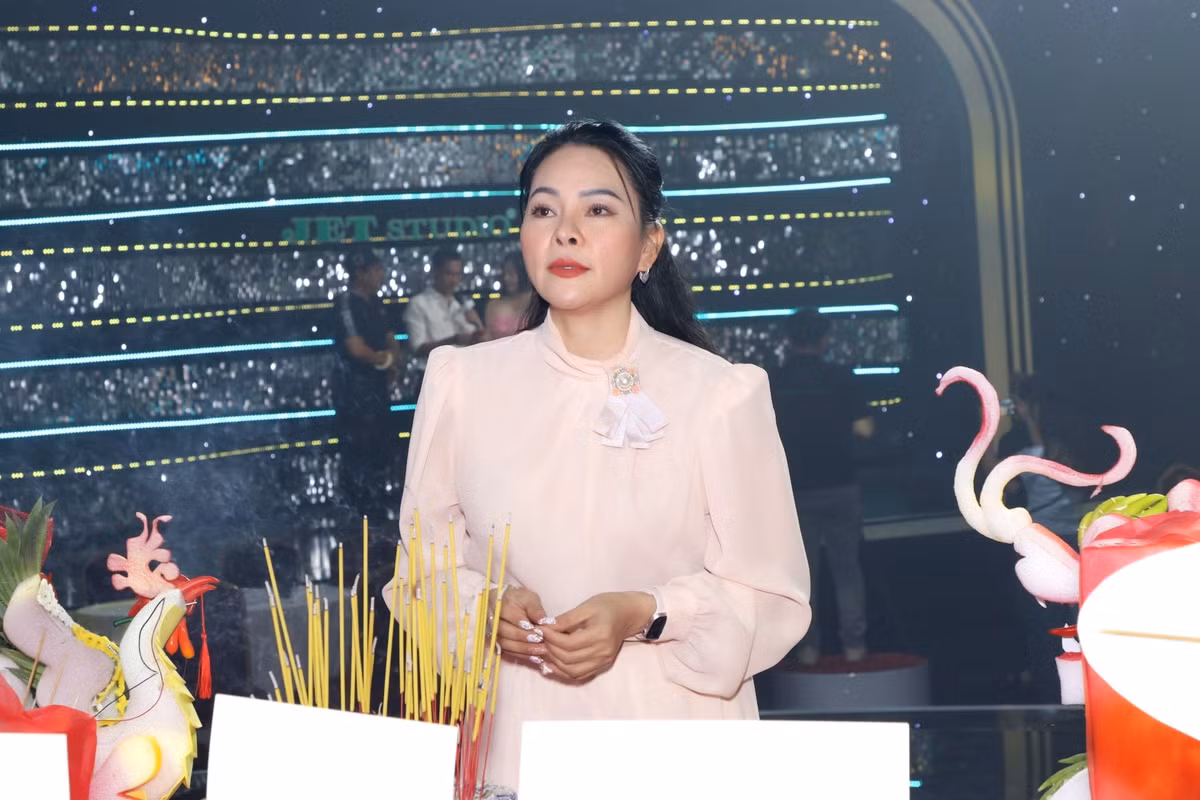 Ca sĩ Đông Đào nhiều năm qua tham dự lễ giỗ Tổ tại sân khấu ở Bình Tân cùng nhiều ca sĩ hát dòng nhạc bolero như Dương Hồng Loan, NSƯT Vân Khánh, ca sĩ Thùy Trang...