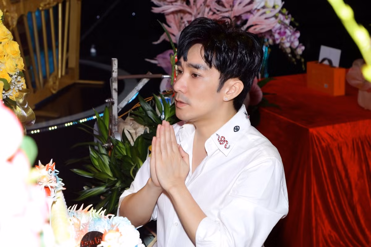 Ca sĩ Quang Hà tại buổi giỗ Tổ. Thời gian qua, nam ca sĩ ít xuất hiện trên sóng truyền hình, chủ yếu biểu diễn ở sân khấu, phòng trà.