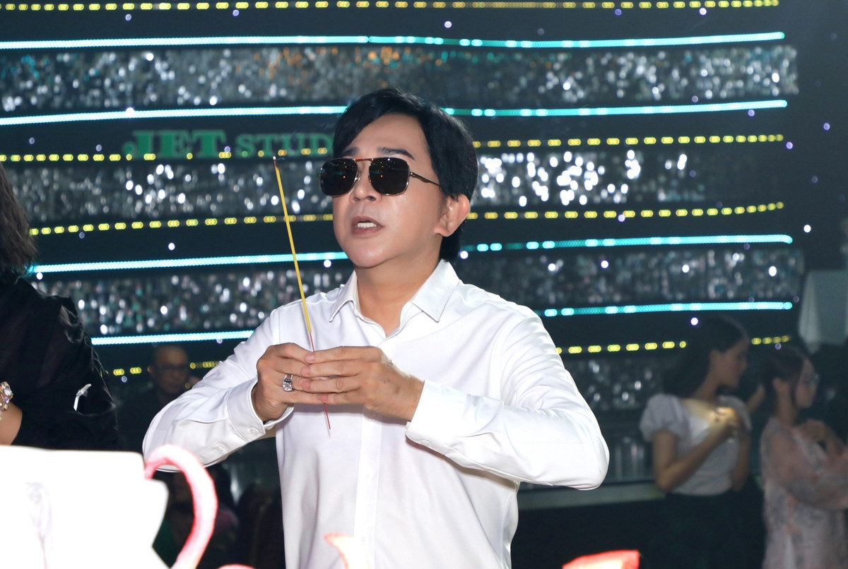 NSƯT Kim Tử Long có mặt sớm tại lễ giỗ Tổ nghề sân khấu. Nam nghệ sĩ đến dự Ngày sân khấu Việt Nam cùng con gái là diễn viên Maika và con gái nuôi, nghệ sĩ cải lương Bình Tinh.