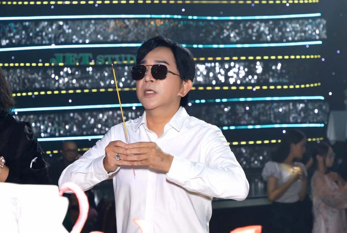 NSƯT Kim Tử Long có mặt sớm tại lễ giỗ Tổ nghề sân khấu. Nam nghệ sĩ đến dự Ngày sân khấu Việt Nam cùng con gái là diễn viên Maika và con gái nuôi, nghệ sĩ cải lương Bình Tinh.