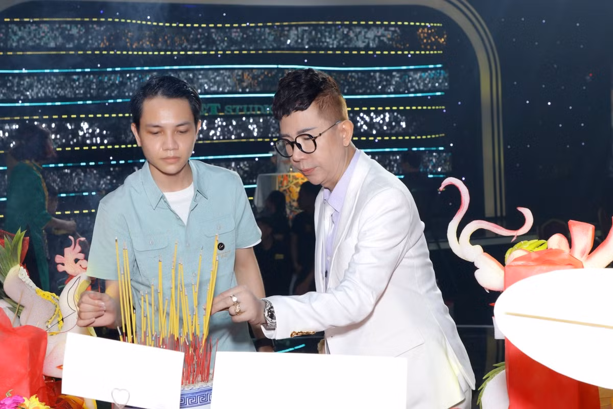 Trong buổi lễ giỗ Tổ sân khấu, bên cạnh việc tưởng nhớ và tri ân Tổ nghiệp, ca sĩ Long Nhật bày tỏ nỗi niềm hướng về đồng bào miền Bắc. “Mong rằng tất cả nghệ sĩ chúng ta năm nay cùng đồng bào cả nước hướng về miền Bắc đang oằn mình với thiên tai”, nam ca sĩ chia sẻ.