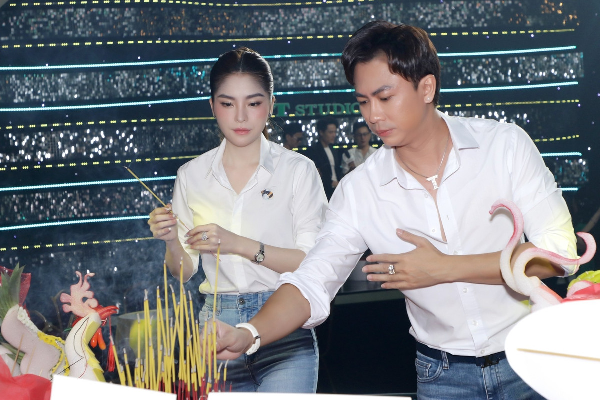 Ca sĩ Hồ Việt Trung diện sơ mi trắng chỉn chu dự lễ giỗ Tổ.