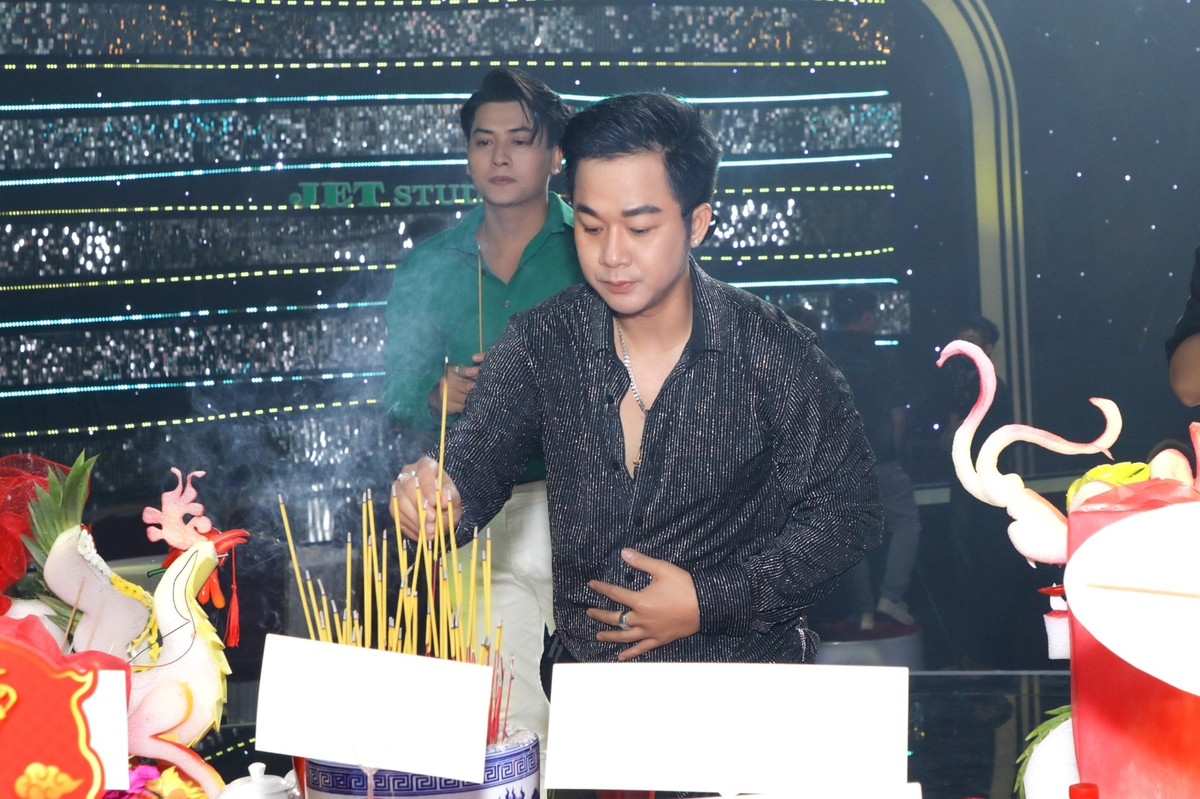 Ca sĩ Quách Tuấn Du thắp hương dâng Tổ nghề.