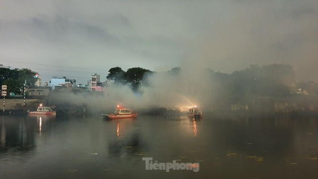 Xot xa nghe nhan chung ke vu chay day nha ven kenh Tau Hu-Hinh-5