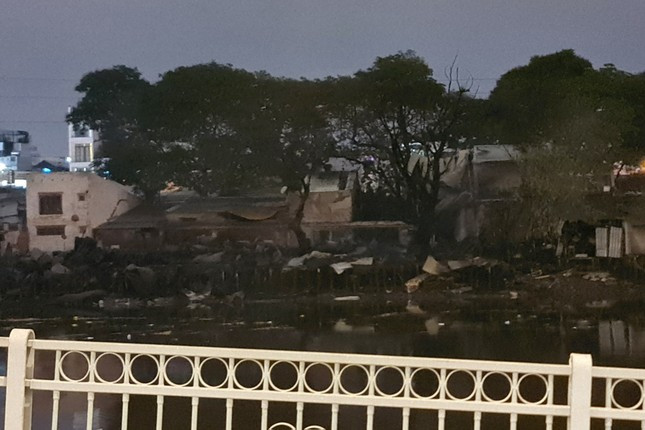 Xot xa nghe nhan chung ke vu chay day nha ven kenh Tau Hu-Hinh-7