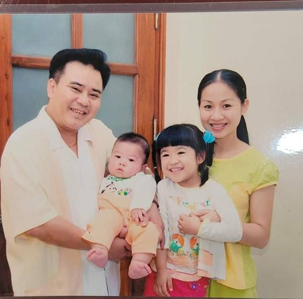 ay mắn với NSND Quốc Trượng, anh không chỉ thăng hoa trong sự nghiệp mà còn khiến khán giả hâm mộ bởi hôn nhân viên mãn bên người vợ đẹp kém 13 tuổi. Vợ anh là NSƯT Lâm Thanh, hiện đang là Trưởng đoàn diễn 2 của nhà hát.