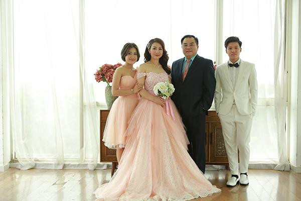 ơn 20 năm bên nhau, cặp đôi vẫn mặn nồng như thủa ban đầu. NSND Quốc Trượng cho biết vì làm cùng ngành, cùng nghề nên cả hai luôn thấu hiểu, cảm thông và tôn trọng đối phương. "Chúng tôi cùng làm nghề nên quá hiểu nhau rồi, còn về tuổi dù có hơn cô ấy nhưng chúng tôi vẫn nhịp nhàng, hòa quyện, cuộc sống gia đình cũng rất vui vẻ. Quan trọng là hiểu nhau cuộc sống sẽ thoải mái hơn", NSND Quốc Trượng chia sẻ. 