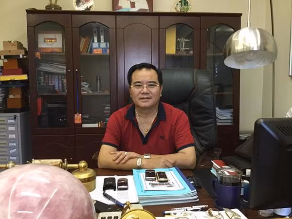 Tốt nghiệp, Quốc Trượng về đoàn chèo Hà Bắc công tác, sau đó là đoàn chèo Tổng cục Hậu cần. Sau 17 năm công tác tại đây, anh được bổ nhiệm làm Phó trưởng đoàn nghệ thuật Tổng cục Hậu cần. Từ năm 2010, anh làm Phó Giám đốc Nhà hát Chèo Quân đội (tiền thân là đoàn nghệ thuật Chèo của Tổng cục Hậu Cần) và hiện tại là Giám đốc Nhà hát với quân hàm đại tá.