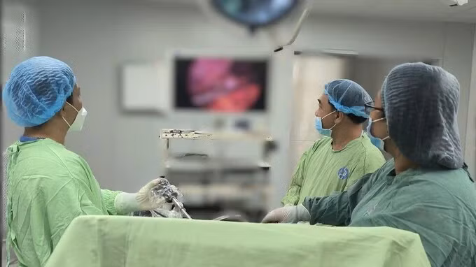 Nguoi phu nu 27 tuoi chua ngoai tu cung, thai lam to o gan