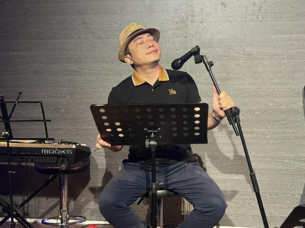 òn con gái chung của anh với vợ đại gia vẫn sống tại Vũng Tàu, Kinh Quốc tiết lộ, bé 10 tuổi đang sống cùng dì ruột và quen với môi trường học tập ở nơi đây. Hàng ngày, anh và con vẫn gọi điện cho nhau nên tình cảm vẫn thân thiết.