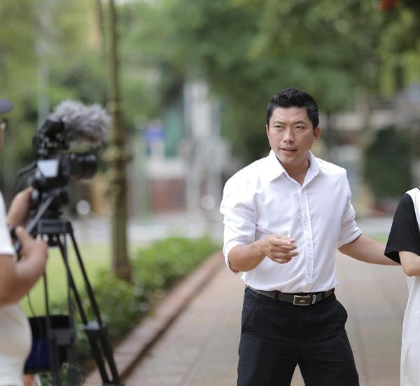 rong thời gian này, nhiều người đã ngỏ lời mời anh trở lại màn ảnh nhưng Kinh Quốc vẫn muốn đợi vụ án của vợ xét xử xong, tâm lý thoải mái mới yên tâm dồn sức, tập trung cho hoạt động nghệ thuật. Nam diễn viên tiết lộ thời gian vợ bị giam, anh cũng vào thăm và trò chuyện với bà xã.