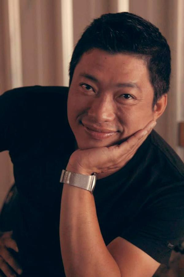 rả lời Ngôi sao, Kinh Quốc cho biết anh đã chuyển chỗ ở từ Vũng Tàu về TP.HCM và sống một mình ba năm qua. "Nói chung, tôi cũng chuẩn bị tinh thần hết rồi. Tôi hiểu trong đời mỗi người, ai cũng có lúc phải trải qua những khúc cua thế này. Dù thế nào, tôi vẫn phải bước tiếp. Tôi đang đợi vụ án của vợ xét xử xong mới tính toán những chuyện sau này được", anh nói.