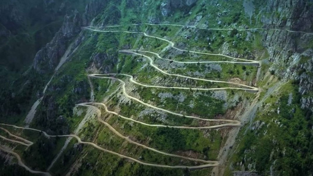 Mặc dù D915 Bayburt chủ yếu phục vụ cuộc sống sinh hoạt hàng ngày của cư dân địa phương. Theo Visit Turkey.