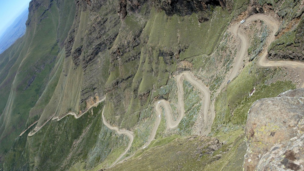 D915 được miêu tả là cung đường nơi không thể rẽ ngoặt ở một vài khúc cua chỉ với kỹ thuật đơn giản. Theo Visit Turkey.