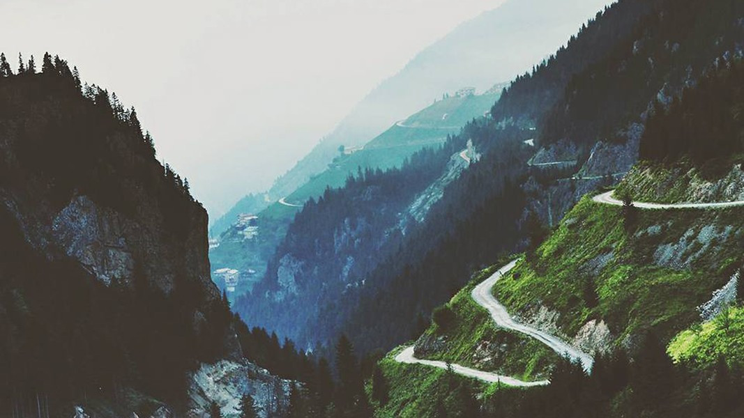 Đèo D915 nối tỉnh Anatolia, Thổ Nhĩ Kỳ với Biển Đen, được xây dựng từ khoảng năm 1916-1918. Theo Visit Turkey.