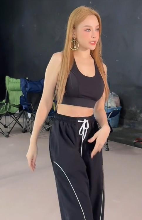 ô trông cá tính, năng động hơn khi diện đồ thể thao có tông màu đen.