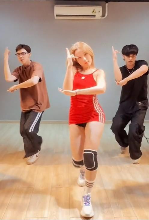 Vốn theo đuổi phong cách ngọt ngào, gợi cảm, không ngại chi tiền để đầu tư cho vẻ ngoài những trang phục được Huyền Baby diện khi tập nhảy gây chú ý không kém. Hầu hết, người đẹp chọn các thiết kế ôm sát hình thể như bodysuit, váy ôm body hay nhưng trang phục khoe eo thon, chân dài như bra thể thao, áo croptop kết hợp với quần short, quần thun. Bên cạnh những kiểu mốt đến từ các thương hiệu nổi tiếng trong nước và trên thế giới, cô còn đặc biệt chú trọng đến chất liệu và kiểu dáng. Vải Cotton, Spandex,... có tính co giãn cao, hút ẩm tốt, mang lại cảm giác thoải mái, dễ chịu cho người mặc khi phải liên tục vận động hàng giờ đồng hồ.