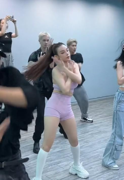 ên cạnh nhan sắc ngọt ngào thì làn da trắng mịn cũng giúp cô nàng tự tin diện những bộ đồ ngắn, cắt xẻ tôn body.