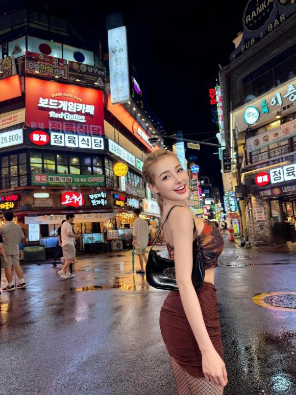 Mới đây, Ngân 98 đã khoe loạt hình tung tăng trên phố hậu thẩm mỹ. Nàng hot girl diện đồ nóng bỏng khoe vòng một căng đầy và vòng hai thon nhỏ đáng ngưỡng mộ. Dung mạo của bạn gái Lương Bằng Quang thanh thoát và trẻ trung hơn trước bội phần. Các đường nét trên gương mặt cũng hoàn hảo hơn hẳn so với trước đây.