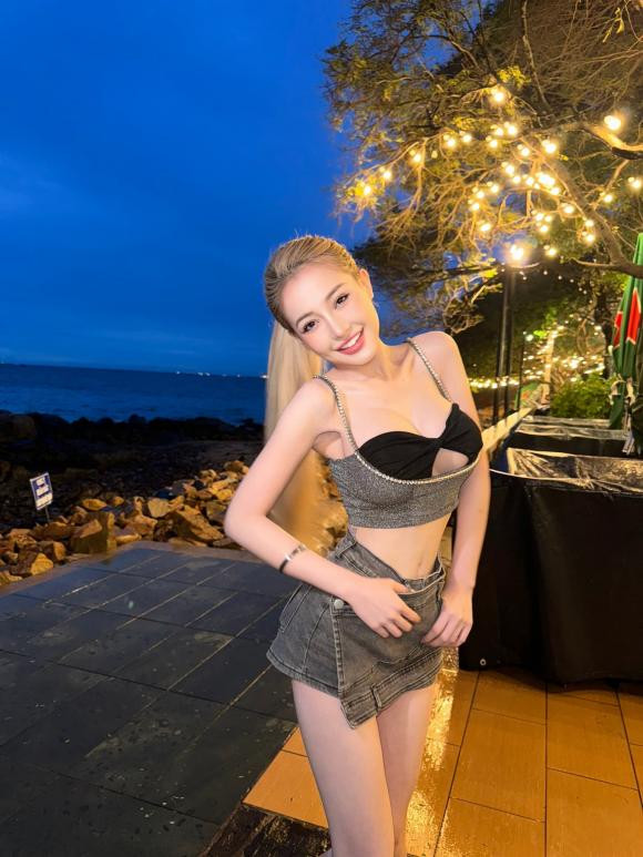 Ngân 98 đã bỏ ra không ít tiền để làm đẹp cho bản thân. Nàng hot girl không hề giấu giếm chuyện trùng tu nhan sắc của bản thân. Cô thường xuyên khoe ảnh từ khi thẩm mĩ đến khi nhan sắc được hoàn thiện trên trang cá nhân.