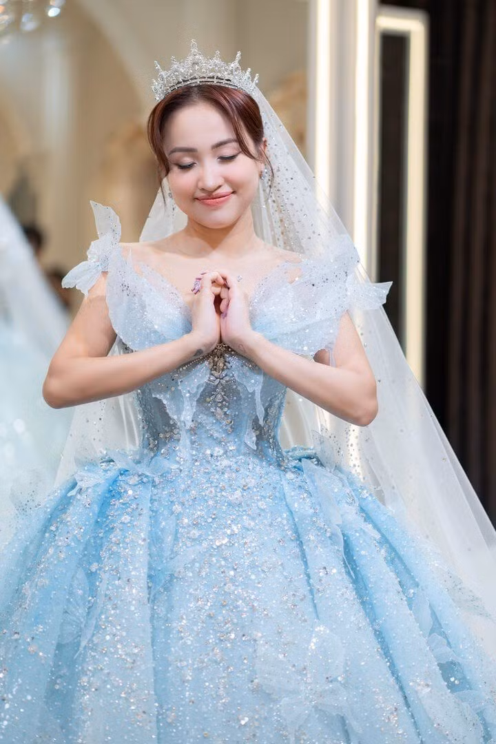 Ho Hoai Anh dem dan o dam cuoi MC Van Hugo