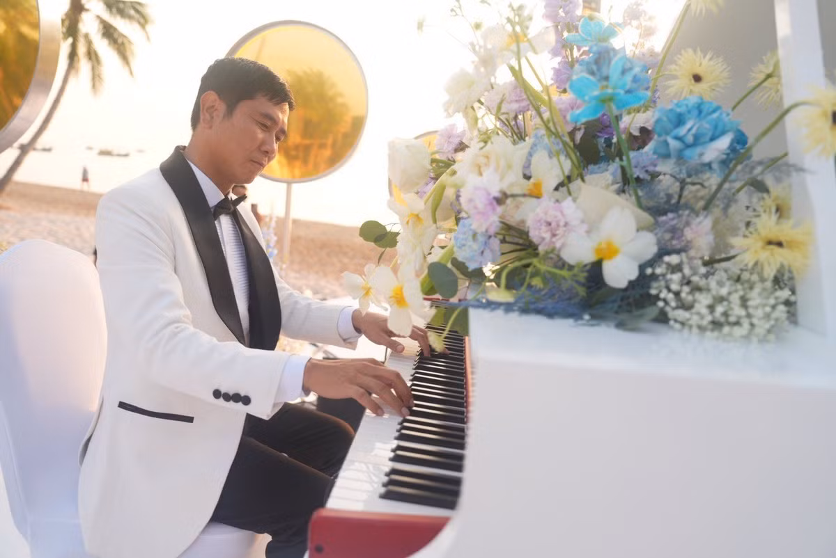 Nhạc sĩ Hồ Hoài Anh diện vest trắng, đánh đàn piano chúc mừng hạnh phúc lứa đôi.