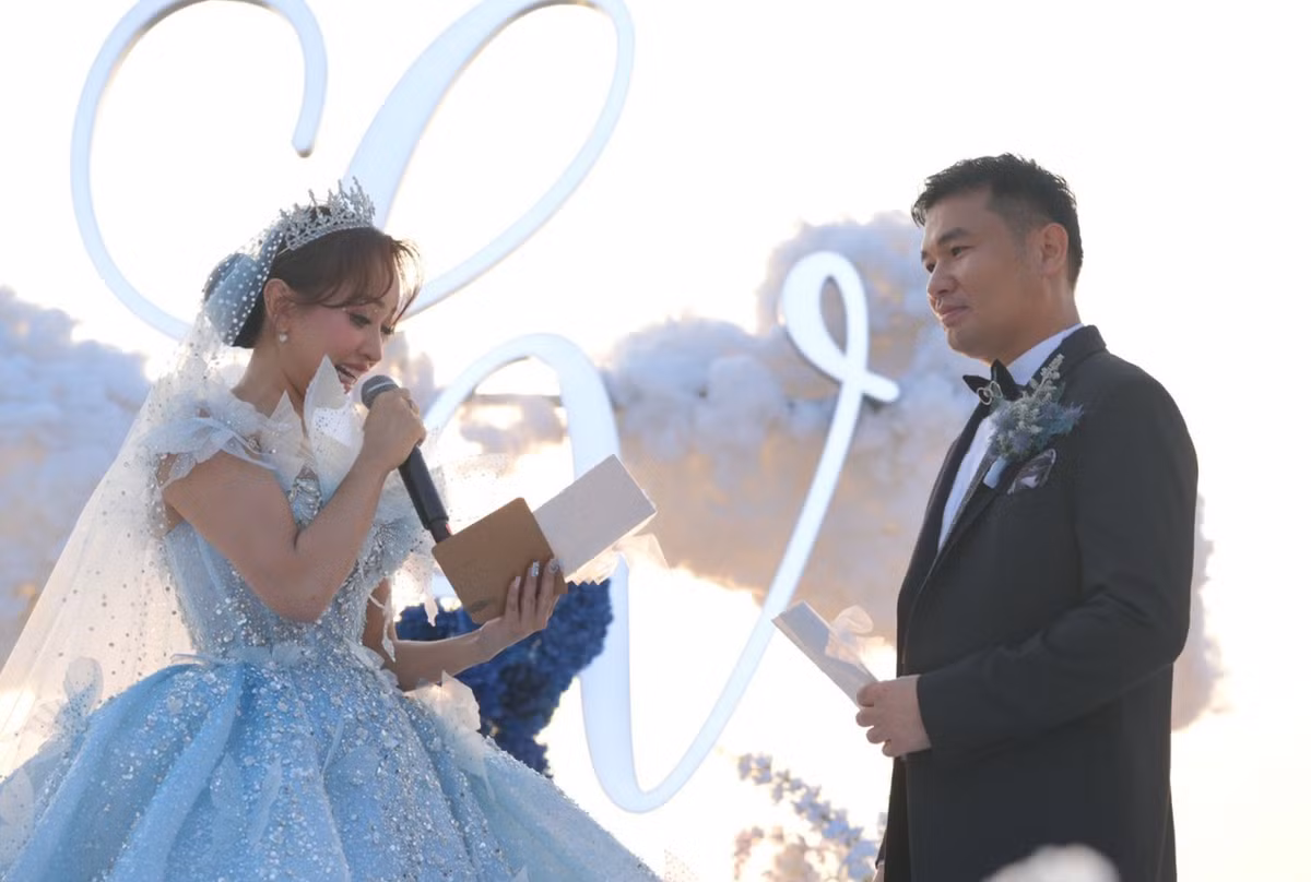 Dành lời yêu thương nhắn nhủ tới bạn đời, Vân Hugo nói: "Thời gian để đưa anh đến với em, đúng như những gì em viết trong cuốn sổ ước về người em muốn được cùng già đi, người sẽ mãi mãi yêu thương và sống hạnh phúc bên em đến cuối đời này. Không phải tự nhiên tên viết tắt của hai ta là C - V, như chồng - vợ, đó là ý trời. Và em là người thuận theo tự nhiên...”.