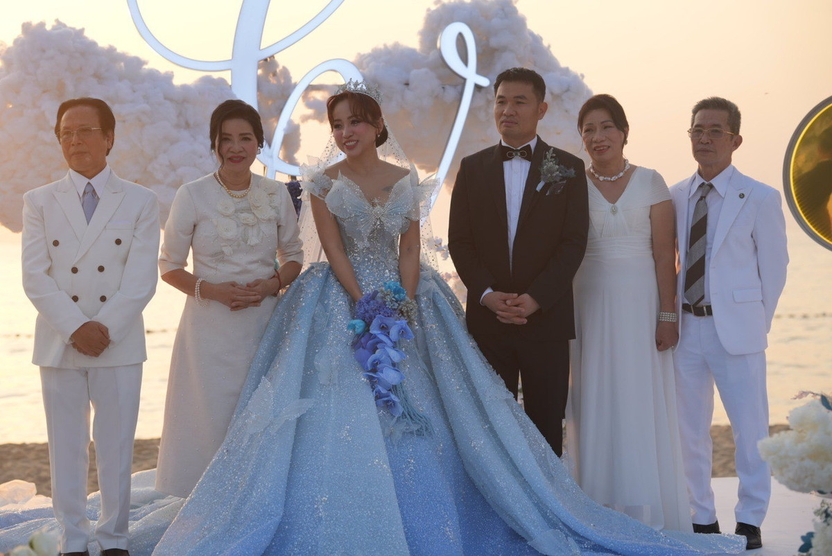 Cô nói doanh nhân Đặng Hùng Cường là người tâm lý, yêu thương cô. Đây cũng là niềm an ủi bù đắp cho những tổn thất tinh thần trong quá khứ mà cô phải chịu đựng. Mối quan hệ của cả hai được hai bên gia đình, bé Bin – con trai Vân Hugo - ủng hộ. Nhiều người mừng cho cô vượt qua sóng có, có cuộc sống an yên, hạnh phúc.