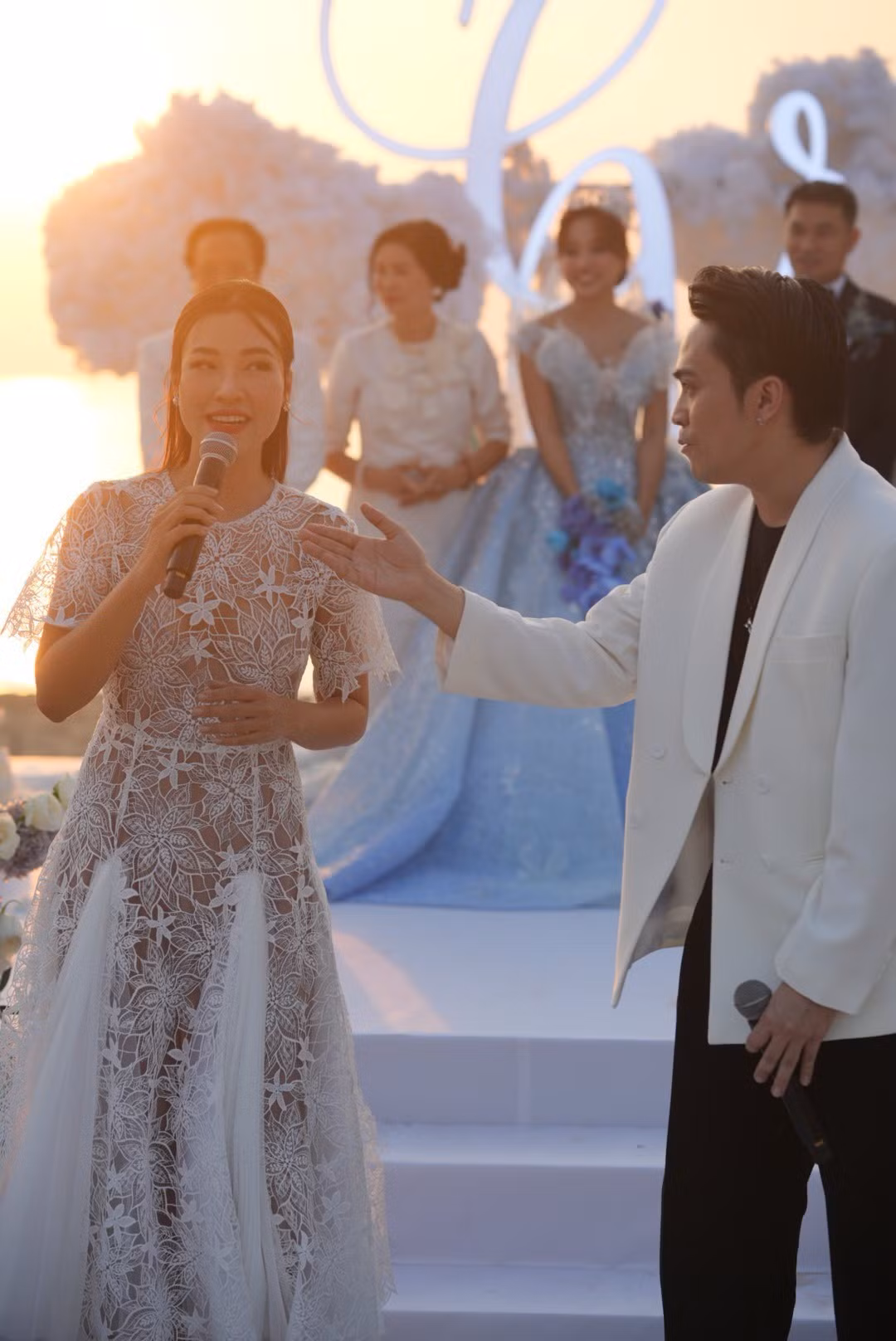 Hoàng Oanh và Thái Dũng là MC dẫn dắt lễ cưới của Vân Hugo.