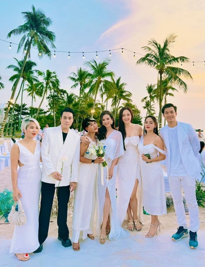 Nhạc sĩ Huy Tuấn, Hoa hậu Mai Phương Thúy, dàn diễn viên VFC như Việt Anh, Nhan Phúc Vinh, Lã Thanh Huyền, Diễm My 9X… đều đến Phú Quốc chứng kiến khoảnh khắc hạnh phúc của Vân Hugo và chồng doanh nhân.