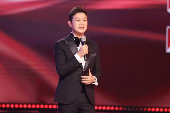 Anh Tuấn hiện vẫn là MC đắt show, giữ được đỉnh cao phong độ.