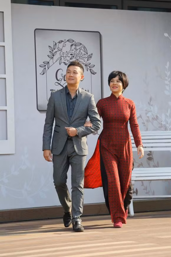 Với khán giả, ngoài lối dẫn duyên dáng nhiều người còn "nể" Anh Tuấn khi trẻ lâu. Thời gian càng trôi nhanh, khán giả càng thấy nam MC "lão hóa ngược". Bí quyết của giữ gìn sự trẻ trung, MC Anh Tuấn từng chia sẻ: "Thực ra, tôi có vẻ ngoài trẻ trung là nhờ gen di truyền từ gia đình, bởi cha tôi trông cũng rất trẻ so với tuổi của ông. Nhưng đối với tôi, bí quyết không có gì đặc biệt cả, quan trọng nhất là luôn sống vui, sống khỏe, sống hết mình và cũng phải biết cân bằng bản thân với những khoảng lặng trong cuộc sống".