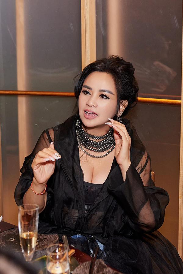 hia sẻ về bí quyết giữ nhan sắc trẻ trung của mình, ca sĩ Thanh Lam từng có lần chia sẻ trong một buổi giao lưu: "Giục tốc bất đạt" là một trong những nguyên tắc làm đẹp mà mỗi người phụ nữ nên ghi nhớ.