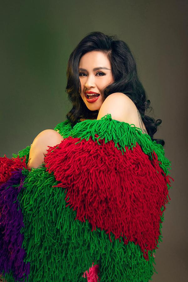 goài ra, NSND Thanh Lam còn dưỡng ẩm bằng các sản phẩm chất lượng.