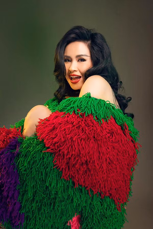 Ngoài ra, NSND Thanh Lam còn dưỡng ẩm bằng các sản phẩm chất lượng.