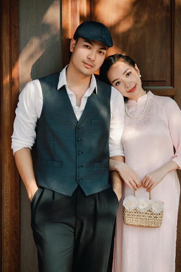 Ngày 10/3, Kim Oanh tổ chức lễ cưới tại nhà chồng ở Hải Dương. Trước khi tung bộ ảnh cưới, Kim Oanh giữ kín danh tính của chồng. Theo Kim Oanh, Vũ Tuấn Việt là người đàn ông của gia đình, sống tự lập và trách nhiệm.