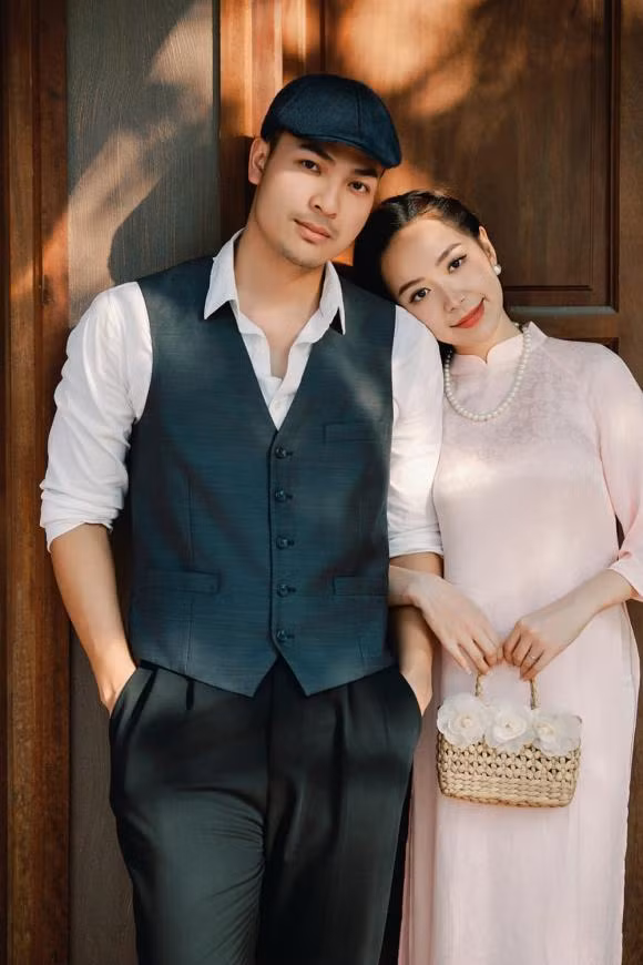 Ngày 10/3, Kim Oanh tổ chức lễ cưới tại nhà chồng ở Hải Dương. Trước khi tung bộ ảnh cưới, Kim Oanh giữ kín danh tính của chồng. Theo Kim Oanh, Vũ Tuấn Việt là người đàn ông của gia đình, sống tự lập và trách nhiệm.