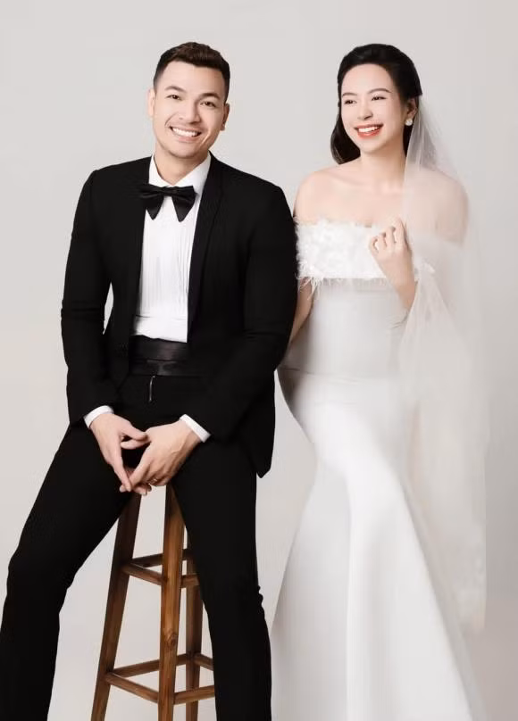 Ngoài Những cô gái trong thành phố, Kim Oanh tham gia nhiều bộ phim khác như "Mê cung", "Những nhân viên gương mẫu", 'Lửa ấm", "Lối nhỏ vào đời", "Dưới bóng cây hạnh phúc"...