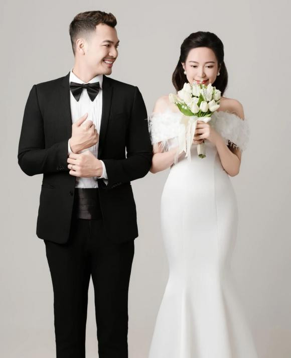 Chiều 9/3, diễn viên Kim Oanh tung bộ ảnh cưới. Chồng cô là người mẫu Vũ Tuấn Việt, 32 tuổi. Anh từng theo học ngành diễn xuất tại Đại học Sân khấu - Điện ảnh Hà Nội. Năm 2013, Vũ Tuấn Việt góp mặt trong chương trình Vietnam's Next Top Model và giành vị trí Á quân.