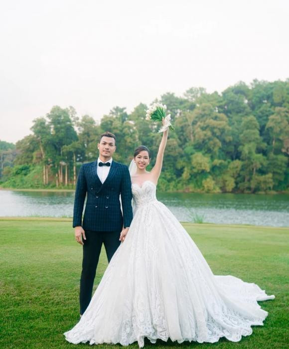 Bộ ảnh cưới của họ được thực hiện ở trong studio và ngoài trời, với nhiều concept khác nhau. Cô dâu diện đầm cúp ngực, kiểu dáng xòe rộng. Chú rể lịch lãm với bộ suit họa tiết kẻ ô. Diễn viên Kim Oanh và người mẫu Vũ Tuấn Việt được nhận xét đẹp đôi.