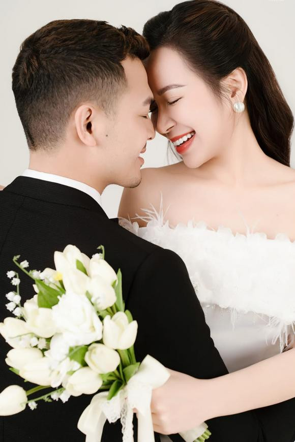 Khi trở về Việt Nam, cả hai chính thức hẹn hò và quyết định tiến tới hôn nhân. Đôi trẻ đã tổ chức lễ cưới tại quê nhà Quảng Trị vào ngày 29/2.